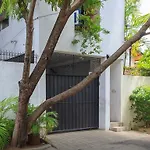 Colombo 7 - A Charming White Room