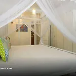 Colombo 7 - A Charming White Room