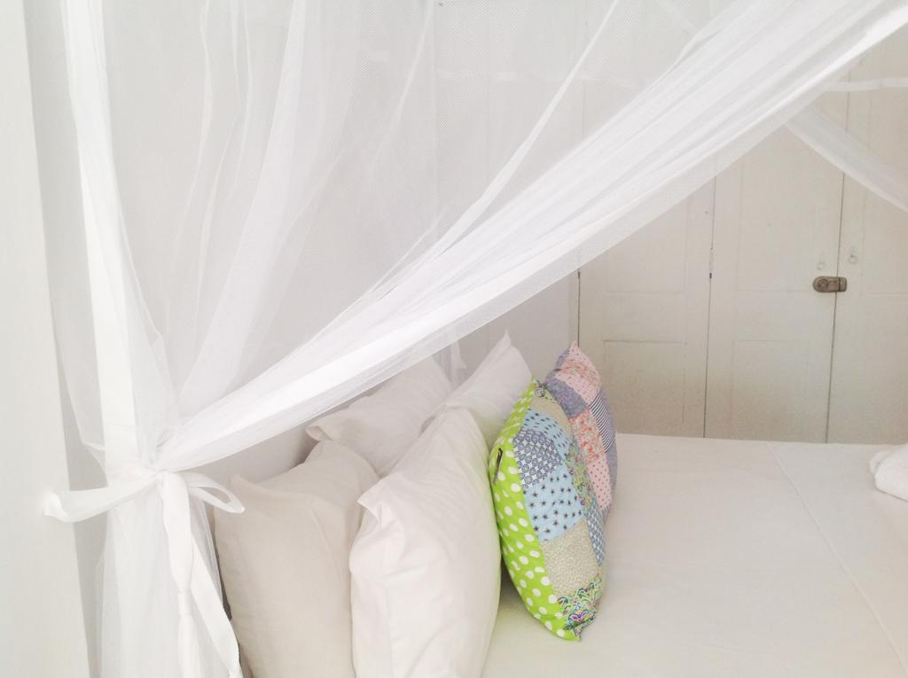 7 - A Charming White 2*